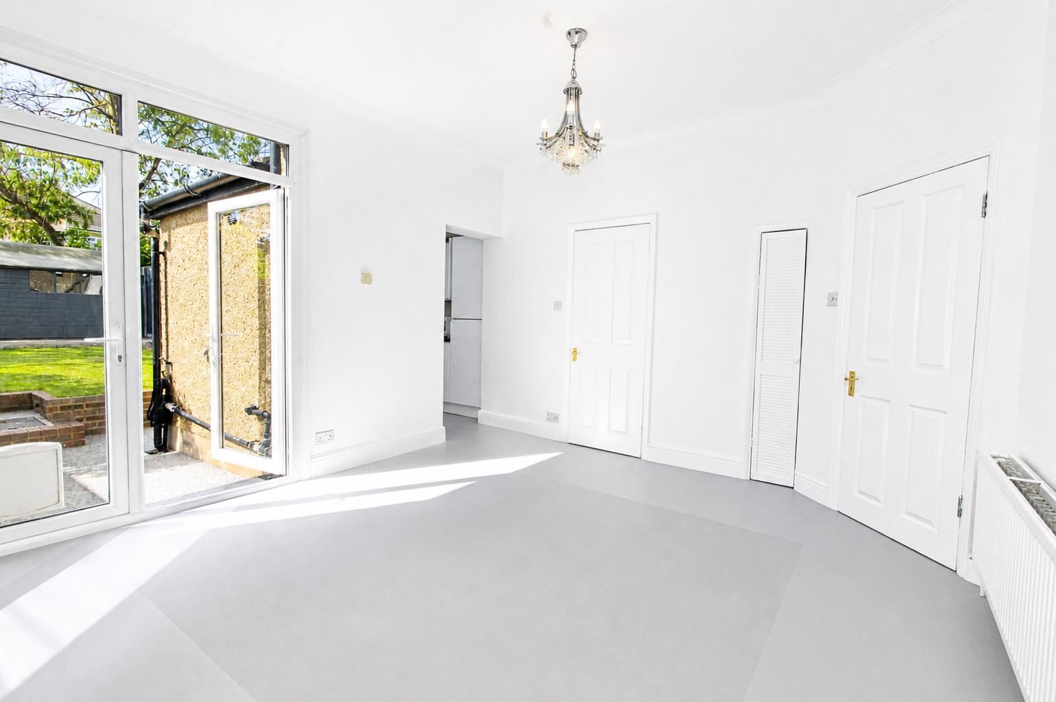 4 bed property in The Crescent, Sutton